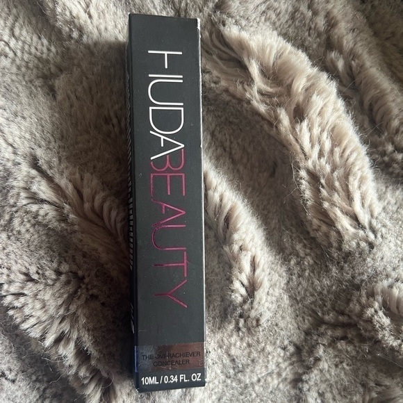 HUDA BEAUTY The Overachiever Concealer 10ml (Butter Scotch 28G) New - Picture 3 of 5